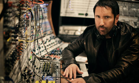 trent-reznor-in-the-studi-007